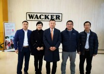 董事長尹國平、董事總經(jīng)理張振豐、副總尹嵐等領(lǐng)導出席瓦克年度總結(jié)會議
